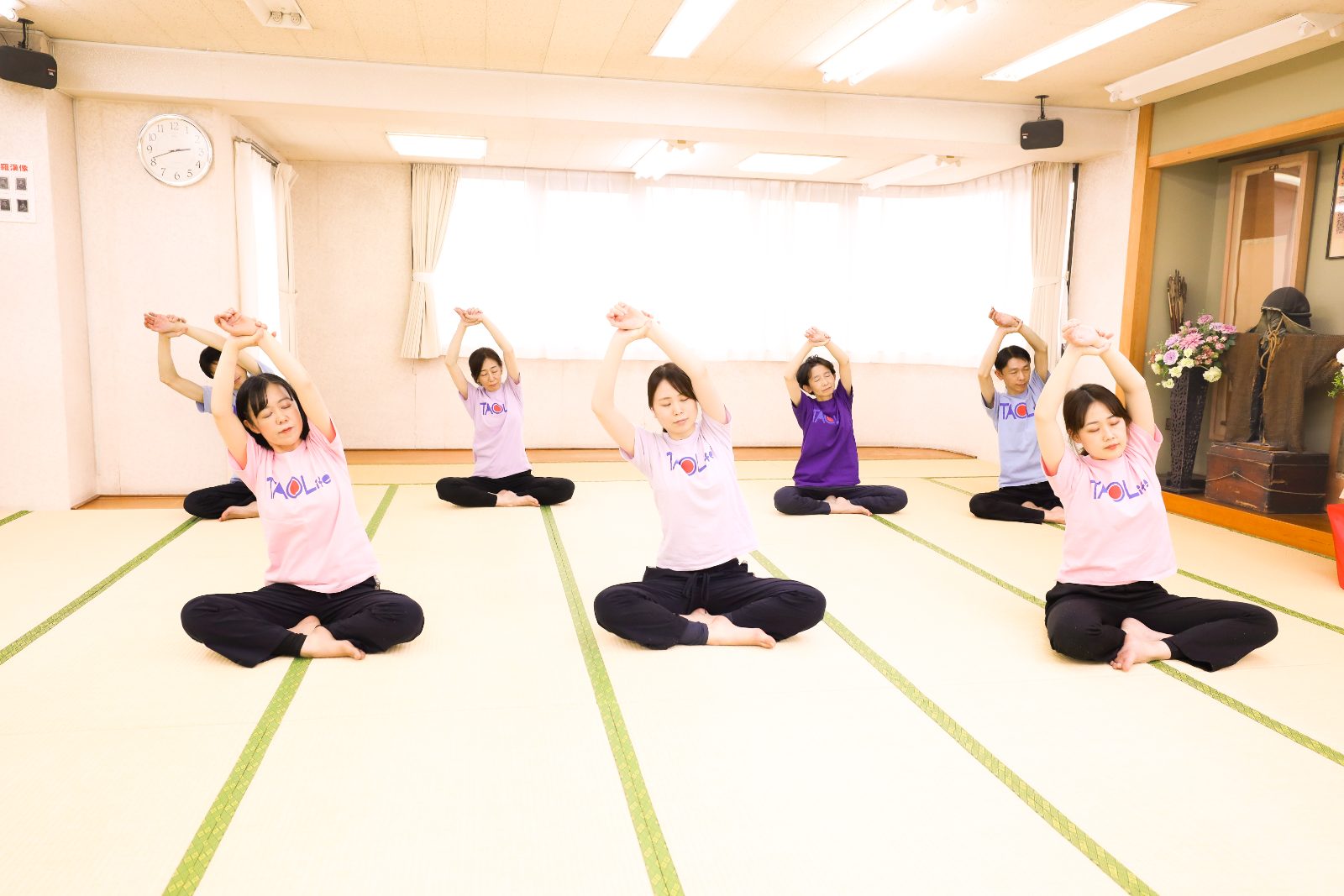 Students practising shoulder movements in the tatami studio