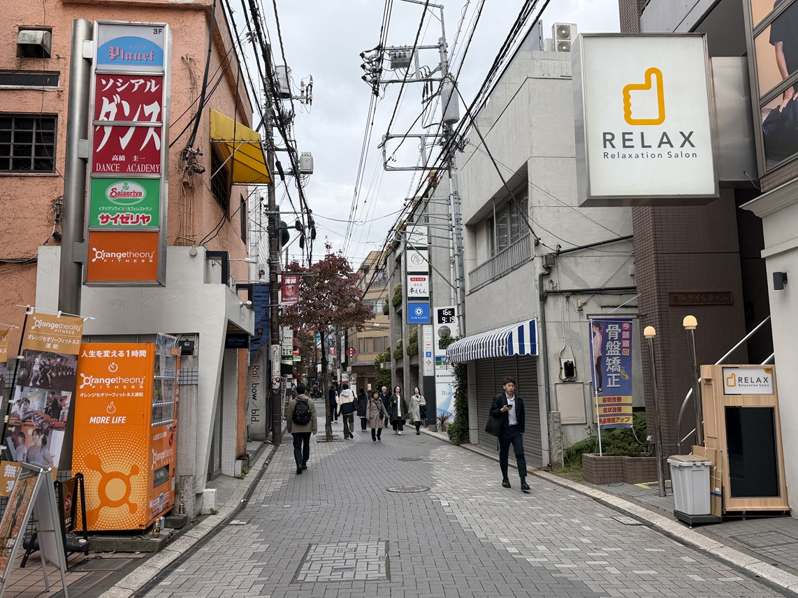 商店街と旧中山道の交差点にあるローソンと吉野家