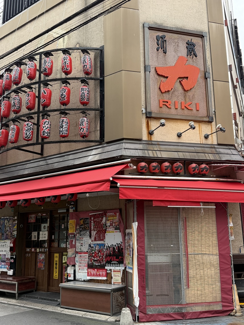 旧中山道沿いの浦和レッズダイヤモンドオフィシャルショップレッドボルテージ