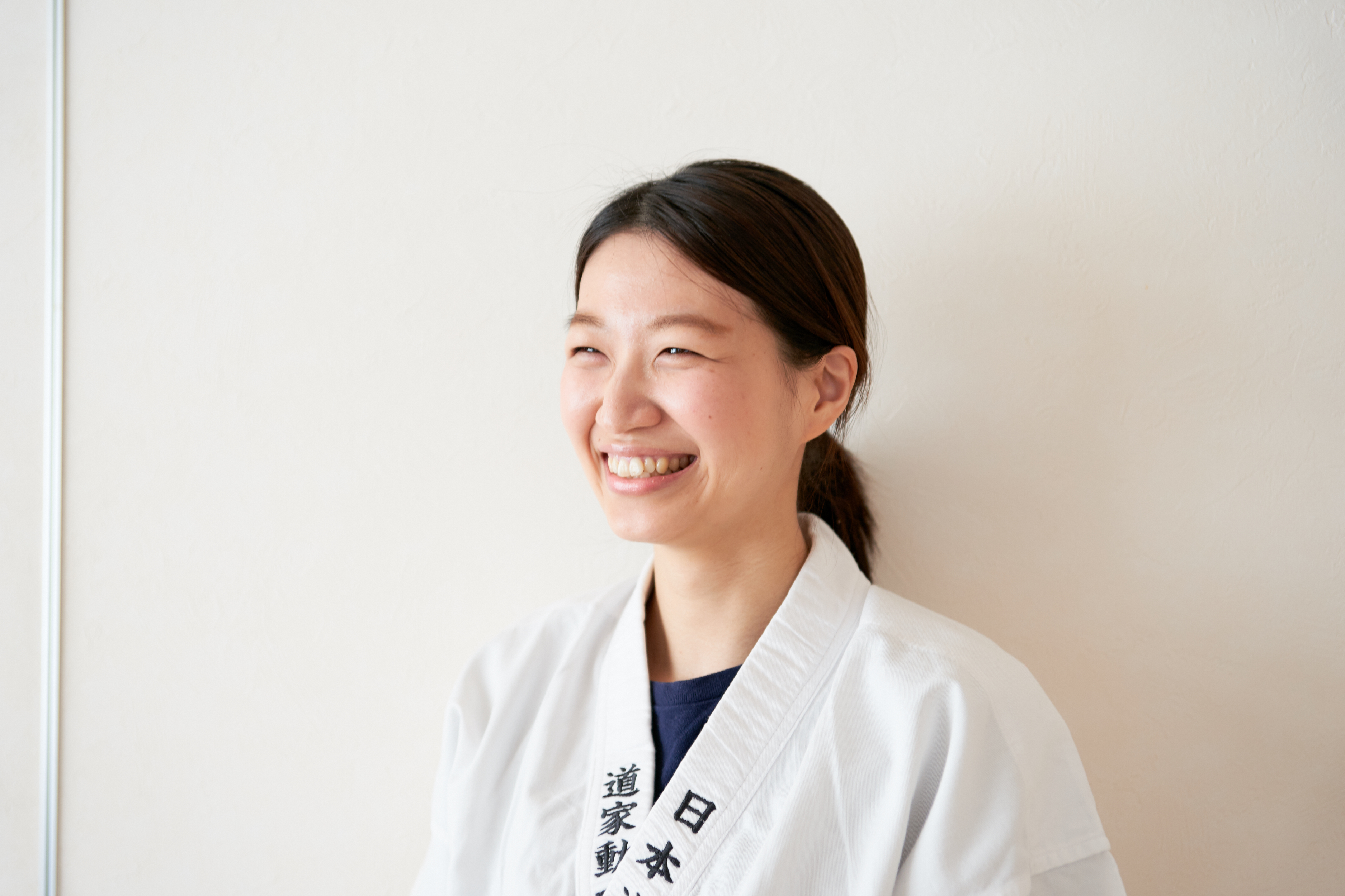 道家道学院 埼玉校で道家 動功術を学ぶ笑顔の30代女性の受講生